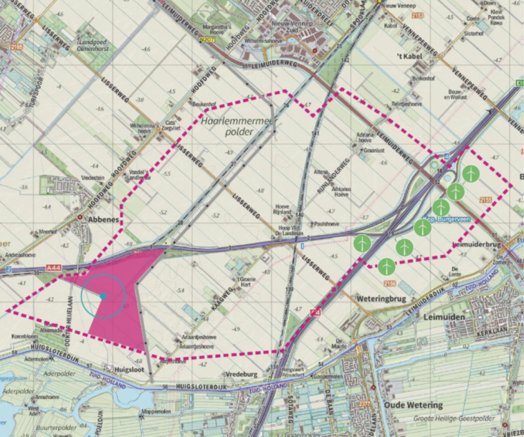 Afbeelding 1: In blauw de Hoofddorpse Luchtvaart Club (HLC) en bijbehorende vliegcirkel. In paars het gebied tot aan de A44 en de 380 kV leidingen waarbinnen windturbines voor een belemmering van de activiteiten zouden zorgen.